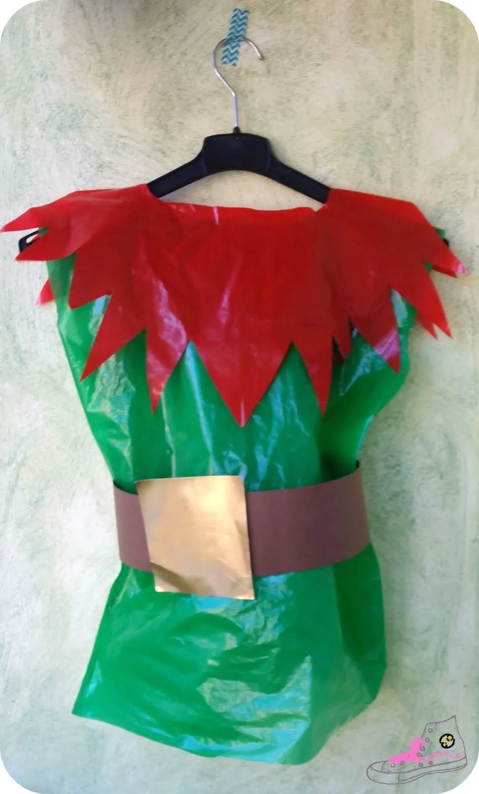 Patypeando: Un blog Muy DIY: Disfraz diy con bolsas de basura de enanito del bosque