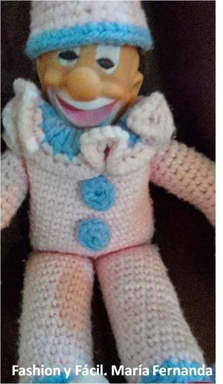 Un payaso tejido a ganchillo. Amigurumi DIY (A crocheted clown ...
