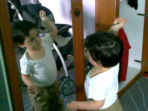 peinandose el bebe - YouTube