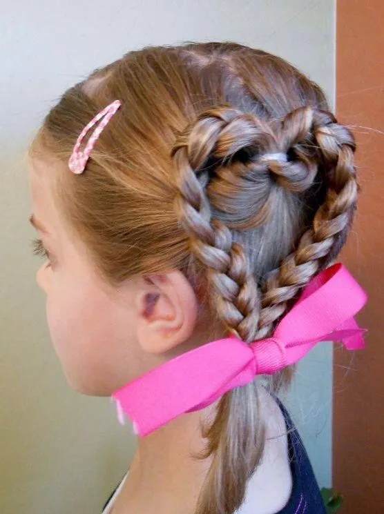 Peindado para niña dos chongos y trenza de corazón. Very Cute ...