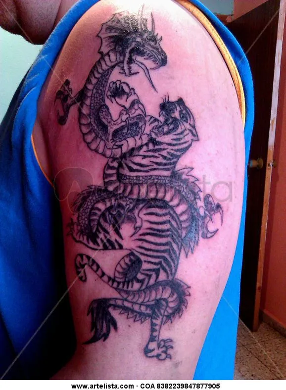 La gran pelea del tigre y del dragón moamadridtattoo Moacir Lemos ...