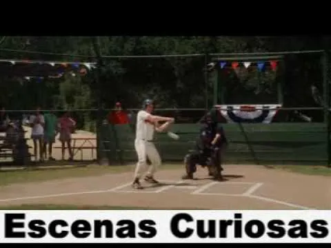 Pelotero recibe pelotazo y responde tirando el bate hacia el ...