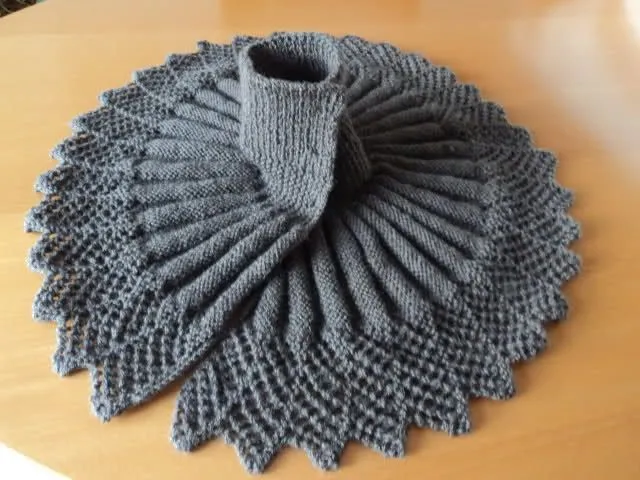 PEQUEÑA CAPA TEJIDA A DOS AGUJAS EN COLOR CAFÉ | tejidos ...