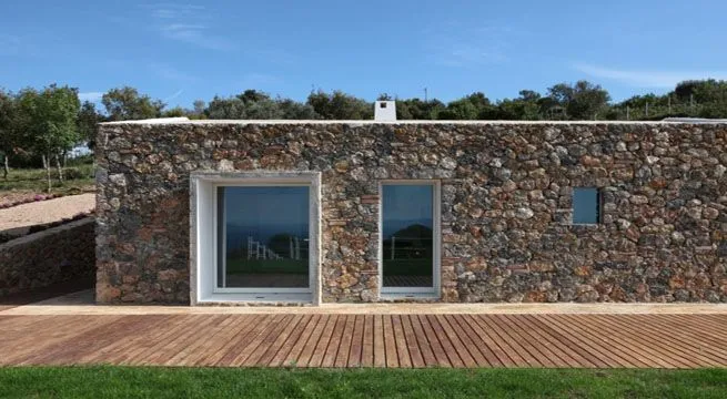 Pequeña casa de piedra en la Toscana