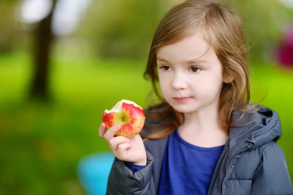 pequeña niña comiendo manzana — Foto stock © maximkabb #49276949