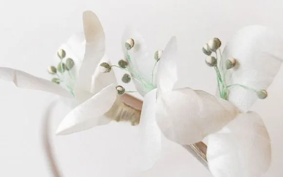 Pequeñas flores de tela en diademas de Táneke