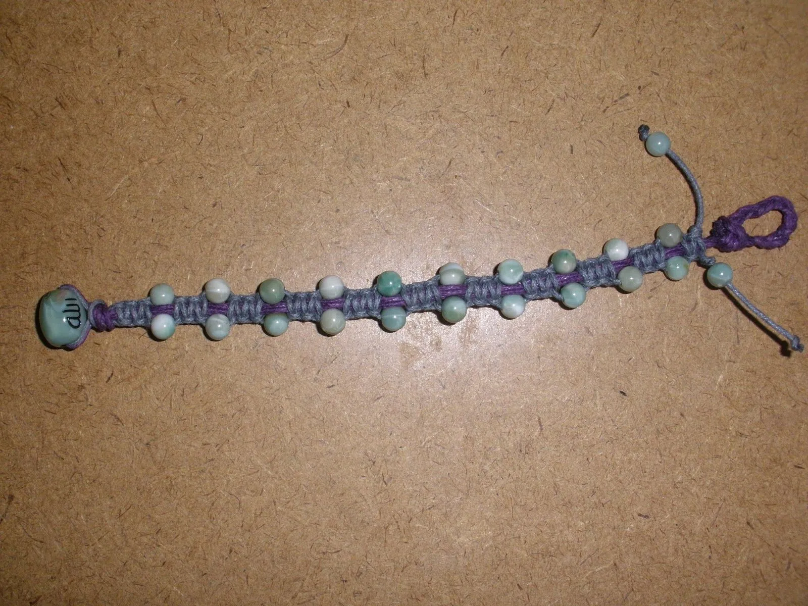 MIS PEQUEÑAS MANUALIDADES: pulsera macramé y abalorios