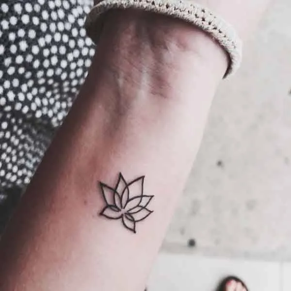 Pequeño tatuaje de una flor de loto minimalista en... - Pequeños ...