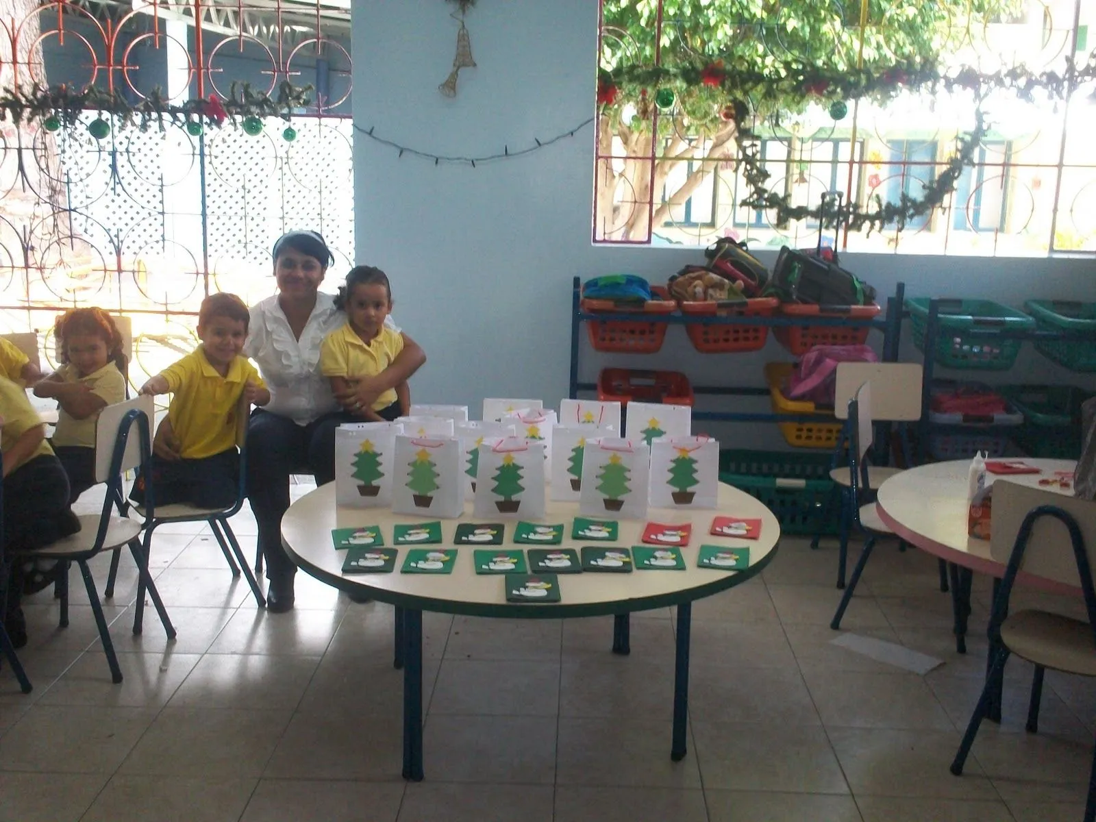 Mis Pequeños Genios: Entrega del cotillón de navidad a los niños y ...