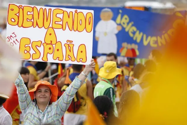 Peregrinos dan la bienvenida al Papa a su llegada a Cibeles | Qué.