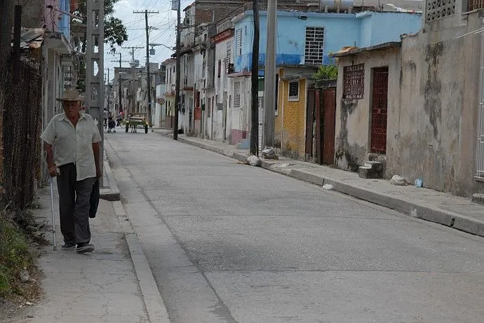 Persona caminando - Holguin :: Cuba