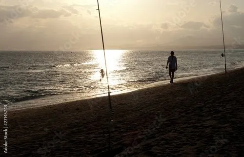 Persona caminando por la playa de Alicia, imagen libre de derechos ...