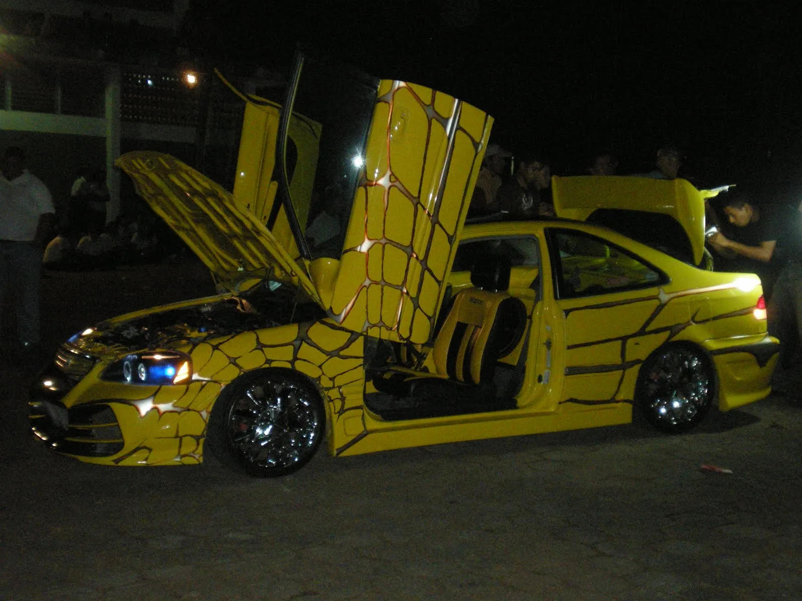  ... el personal que preparo lo de la presentacion de autos modificados