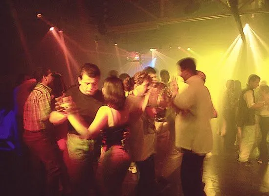 Personas bailando en discoteca - Imagui