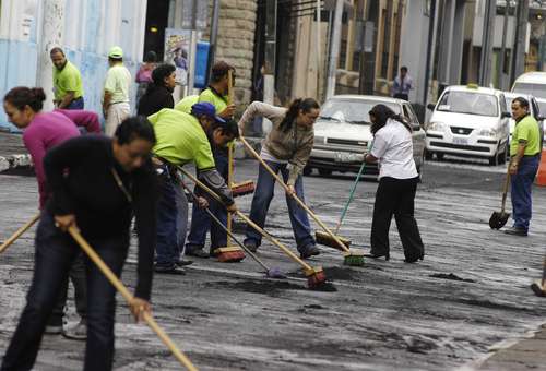 Personas barriendo - Imagui