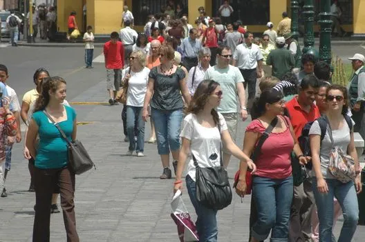 Personas Caminando en la plaza de armas - Generaccion.com