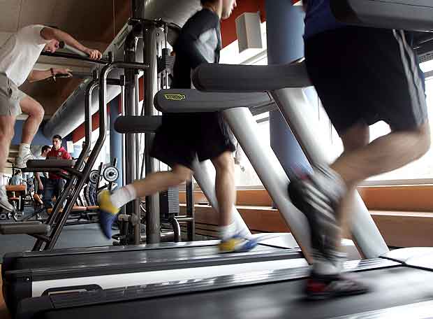 Varias personas haciendo ejercicio en un gimnasio | Edición ...