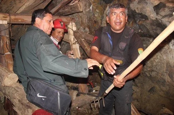 Personas trabajando en el rescate de mineros en Ica, Perú