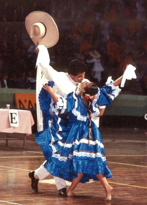 PERÚ FOLKLÓRICO: RITMOS Y DANZAS. La Marinera: la señorial ...