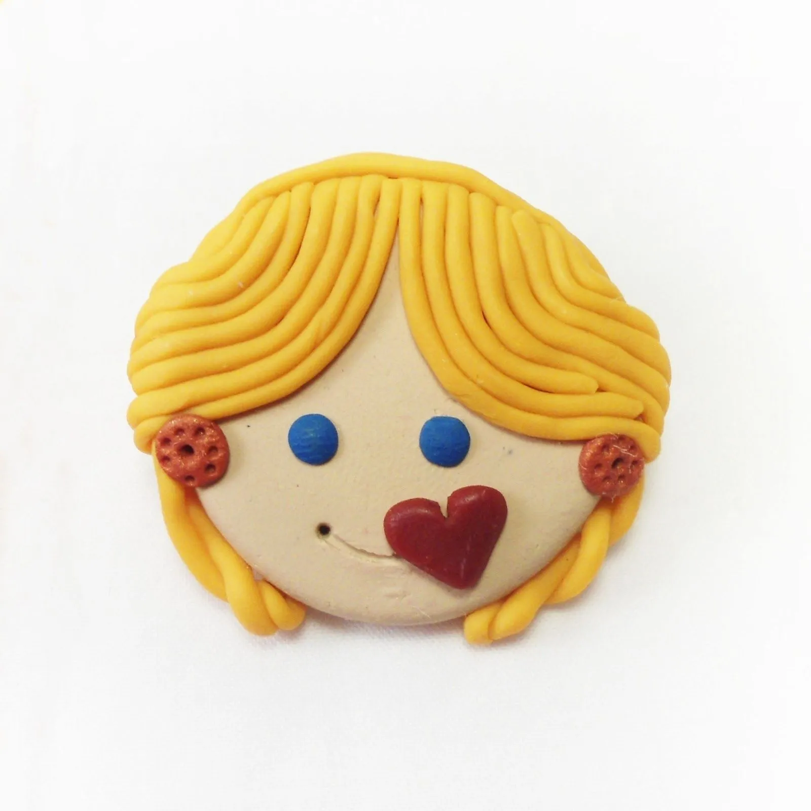 Petite Blasa: Polyvoreando: Broche carita enamorada