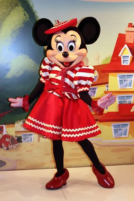 Photos of > Disneyland b Minnie Mouse