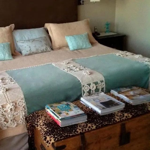 Pie de cama de terciopelo Aqua con aplique de crochet hecho a mano ...