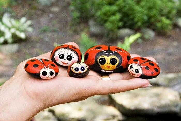 Piedras decoradas y pintadas como adorno de nuestras casas.