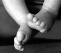  para los pies del bebe si comparamos los pies de un bebe con los de ...