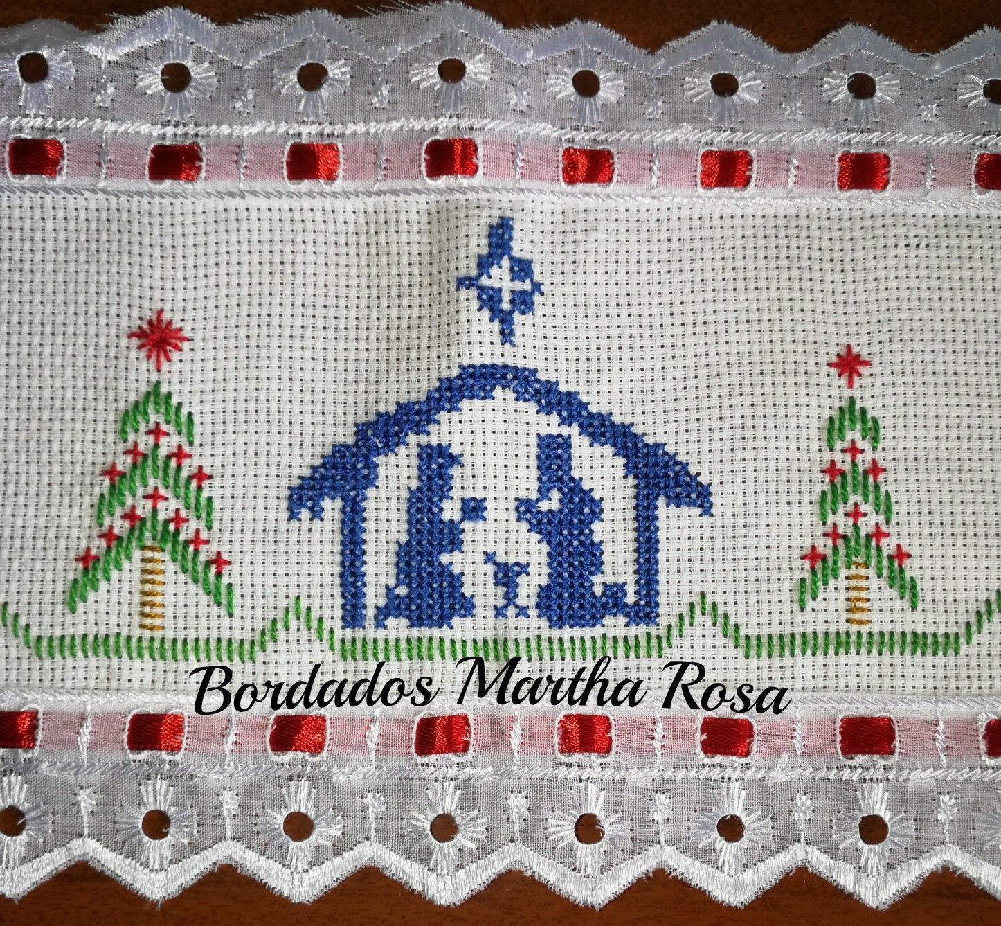 Pin de Laura Arce en Paños | Punto de cruz navidad, Cenefas punto de cruz, Buhos punto de cruz