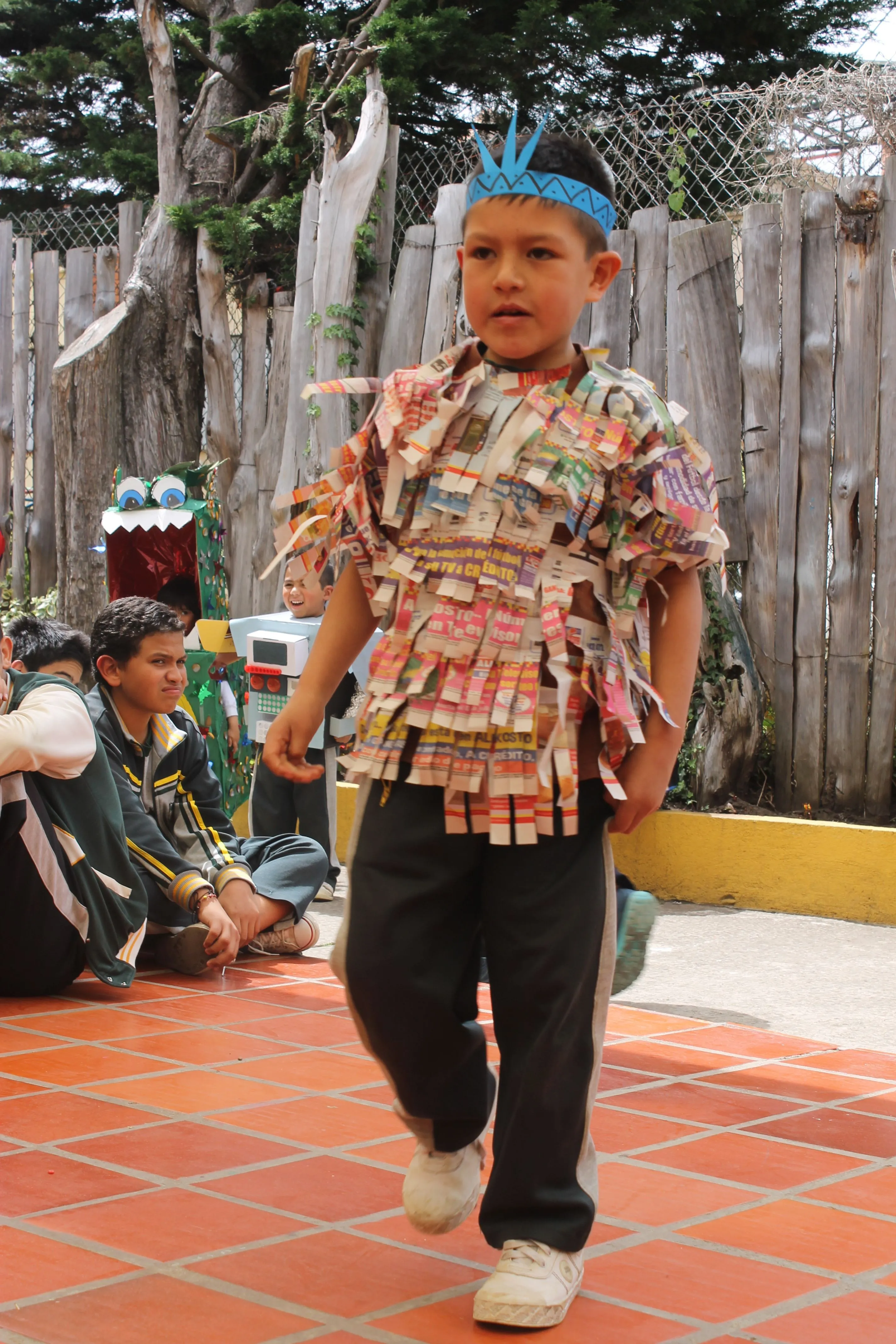 Pin de Mi Pequeño Mundo - Gimnasio en DESFILE DE VESTIDOS CON MATERIAL RECICLADO. | Vestido con material reciclado, Desfiles, Chalecos