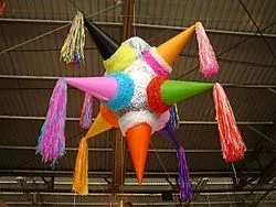 Una piñata de nueve picos.