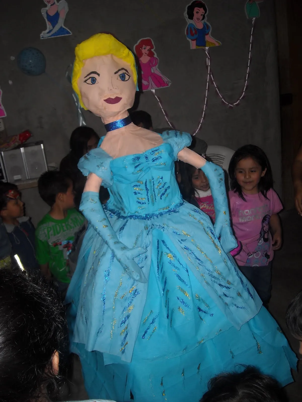 Como hacer piñatas de princesas - Imagui