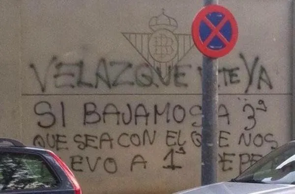 Pintadas contra Julio Velázquez en la ciudad deportiva del Betis