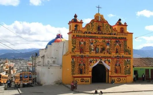 La pintoresca iglesia de San Andrés Xecul - Ser Turista