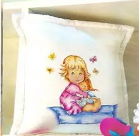 Pintura en Tela: Almohadon decorado: Niña con muñeca