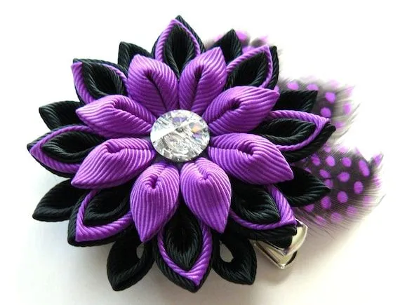 Pinza de pelo de Flor Kanzashi tela con plumas. Pinza de por JuLVa