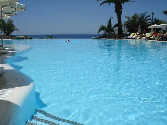 Piscina con mar de fondo: fotografía de Roca Nivaria GH - Adrian ...