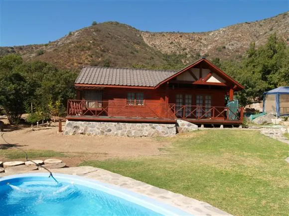 Plano de cabaña de 74m2 con 3 dormitorios