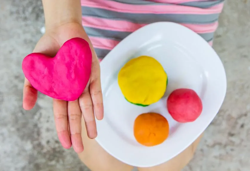 Cómo Hacer Plastilina Casera Fácil: 5 Métodos con Ingredientes