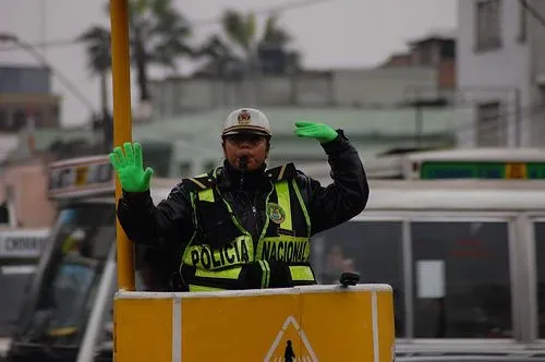 El policia como semáforo | Transporte Perú