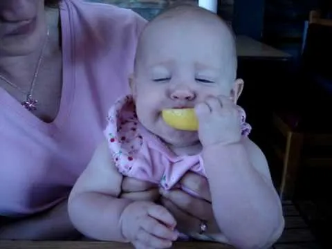 El Polito De Limon Funny Baby With A First Lemon Ice