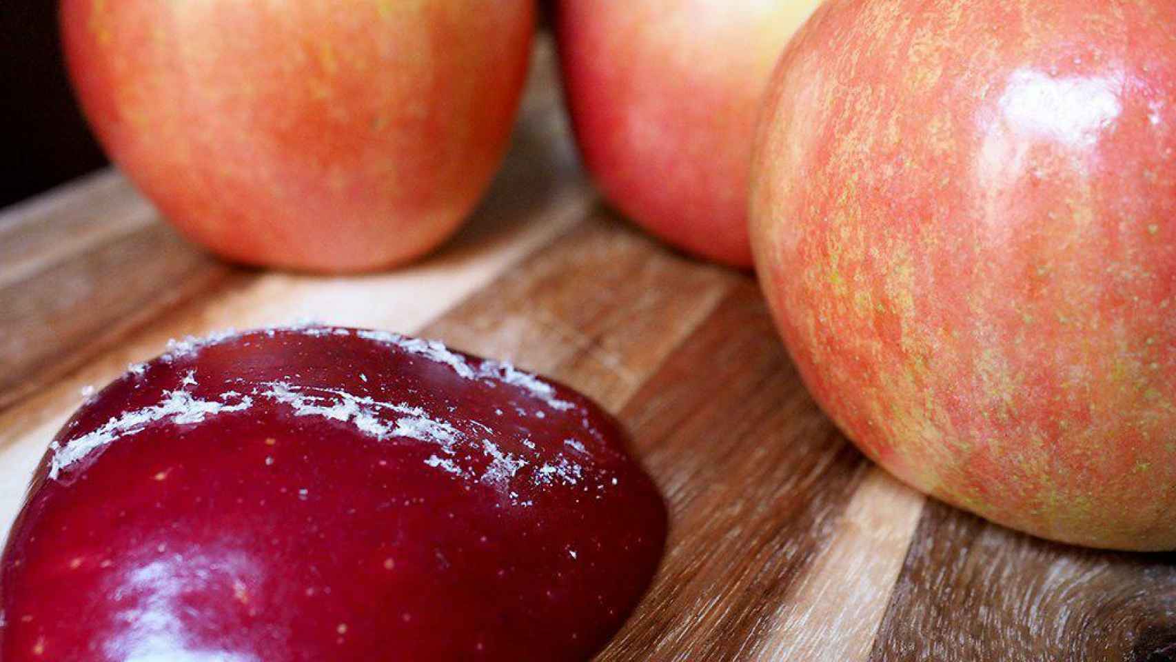 Qué es el polvo blanco que sale al rascar la piel de las manzanas?