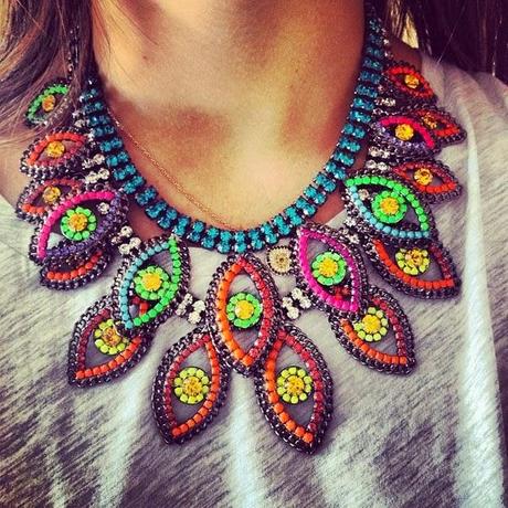 Pon color a tu look con un bonito collar - Paperblog