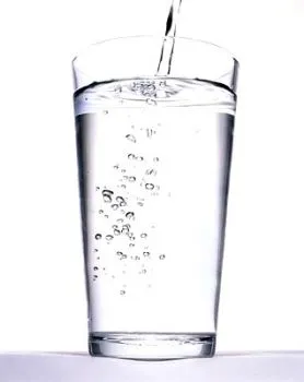 Pon en marcha tu metabolismo ¡toma un vaso de agua en ayunas!