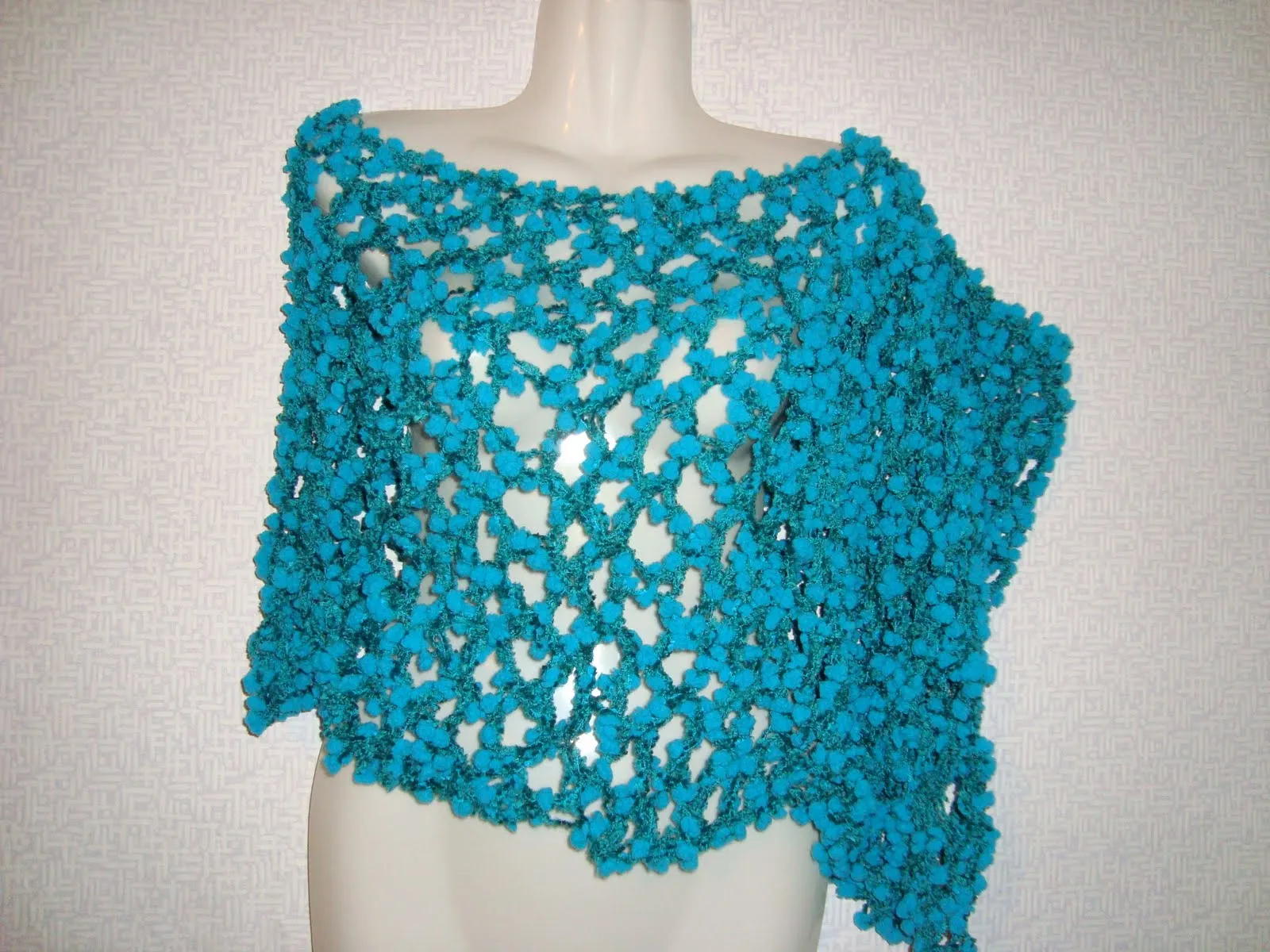 Medio Poncho Calado Tejido a Crochet Lana con pompones