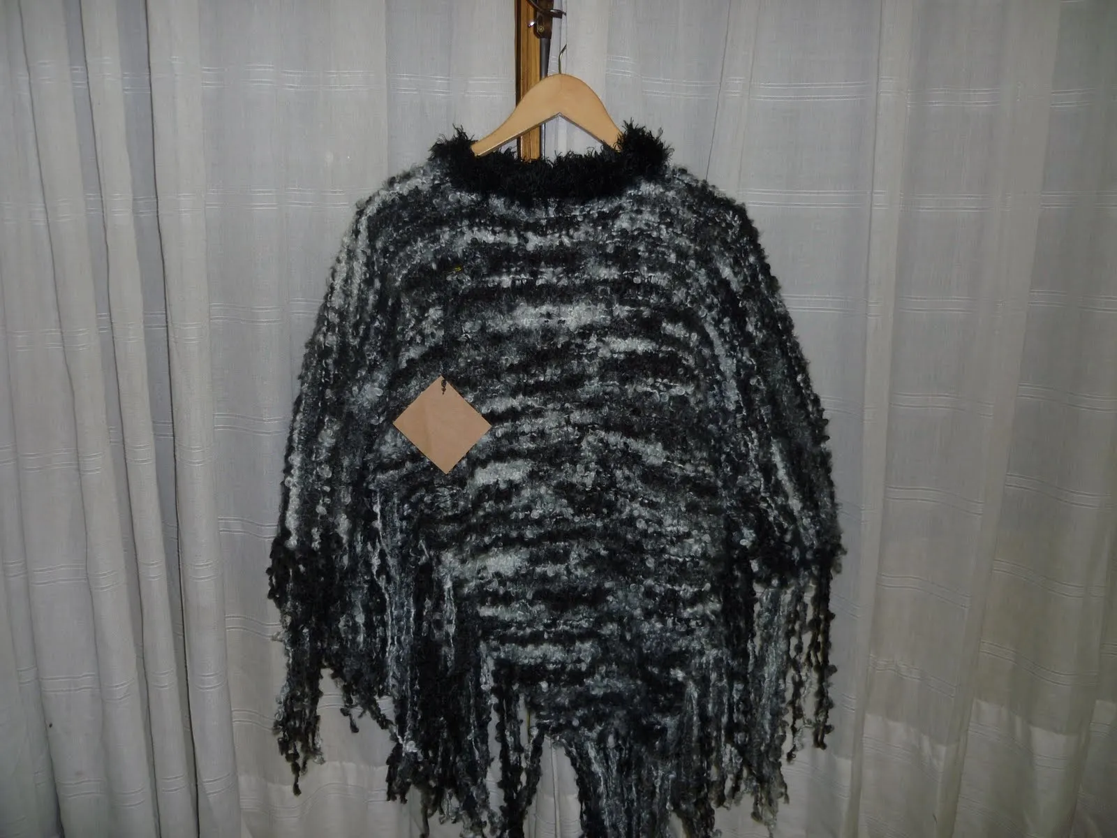 PONCHOS TEJIDOS A MANO CON DETALLES EN PLUMAS