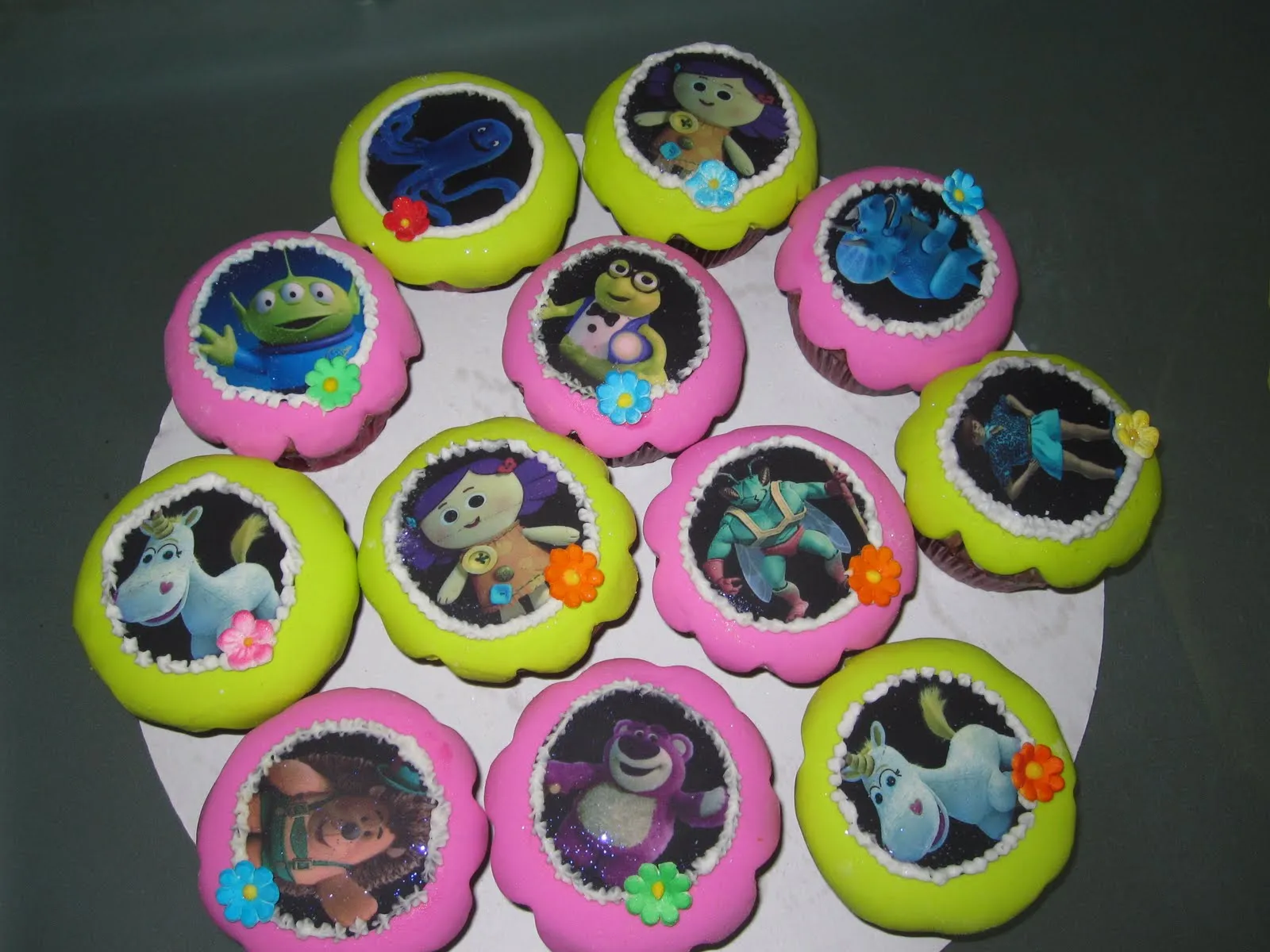 Ponquesitos decorados con motivos de Toy Story 3 para acompañar torta ...