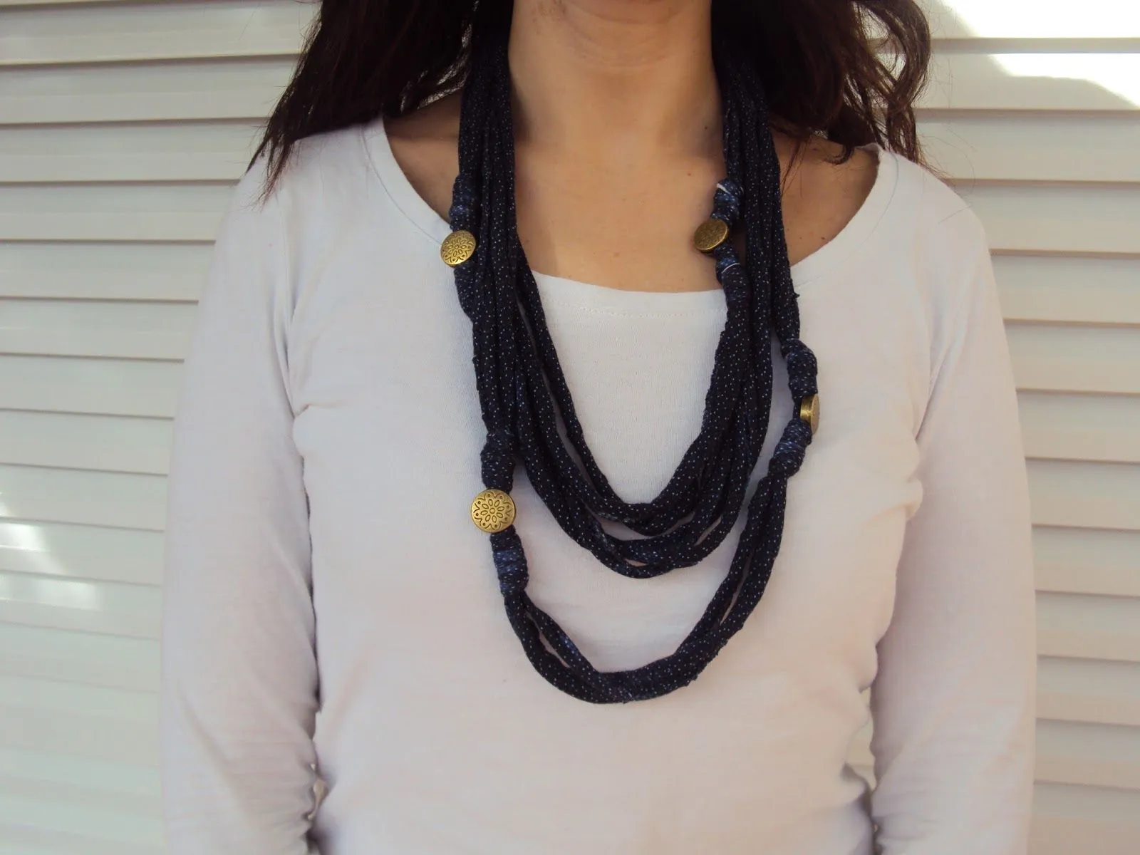 popisol: COLLAR DE TELA ATADO AZUL CON LUNARES