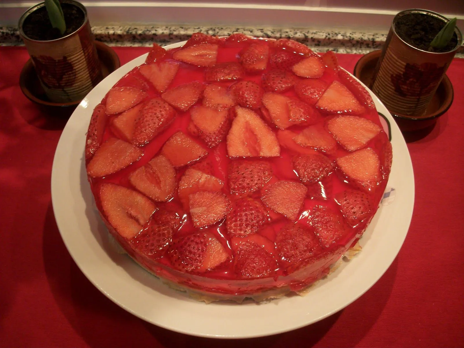 CON UN POQUITO DE AZÚCAR.....: TARTA DE GELATINA DE FRESAS