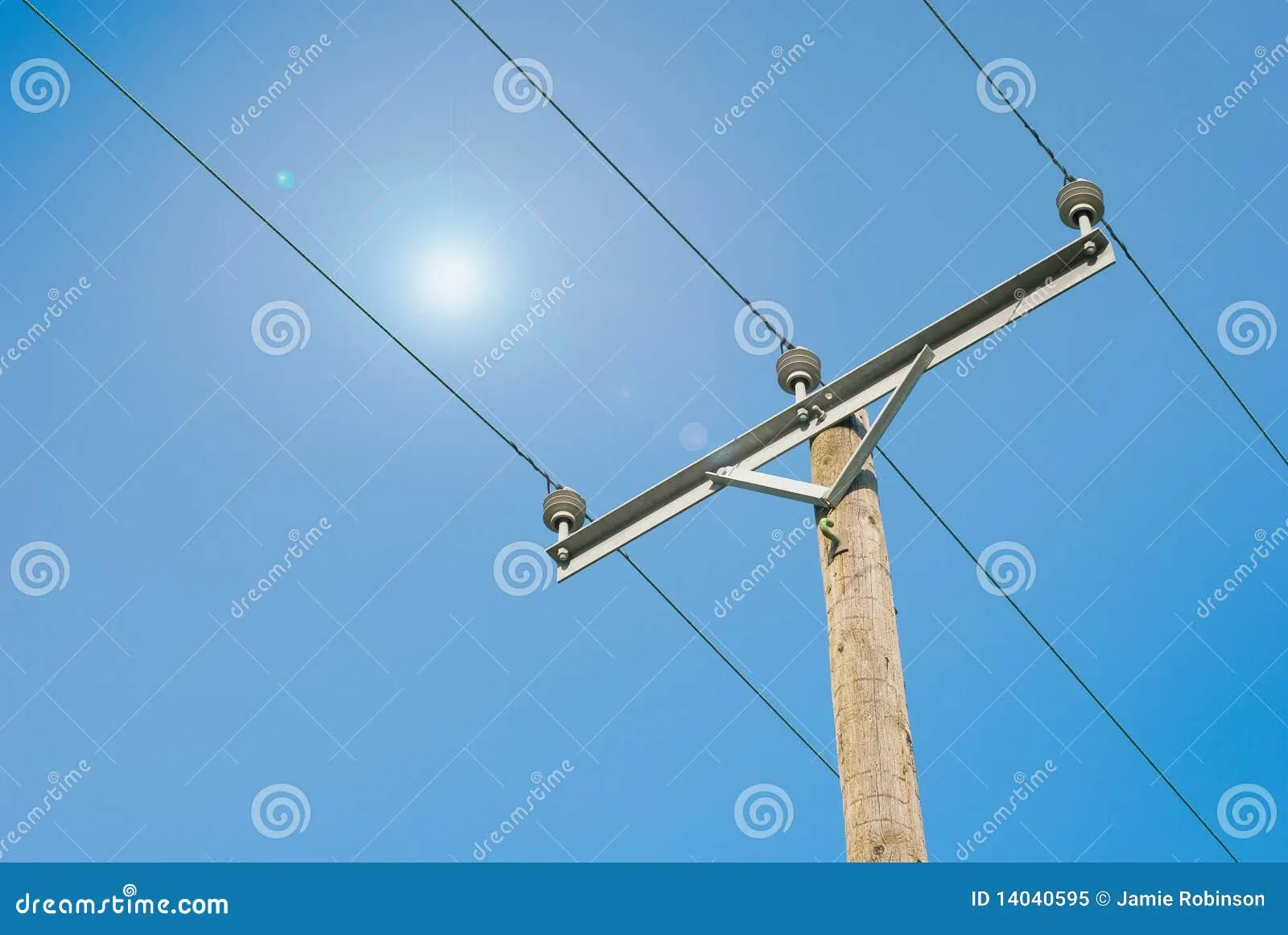 Poste Y Cable De La Electricidad En El Ba Del Cielo Azul Y Del Sol ...